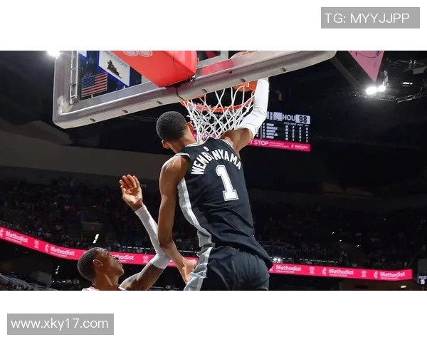 文班亚马篮下强势封盖卡明斯基震撼全场引发热议