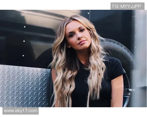 女主持与皮尔斯默契配合皮尔斯直言不想与他人合作播客