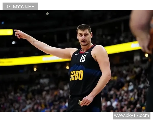 约基奇倒下后昔日好友现身邪魅一笑引发赛场风波