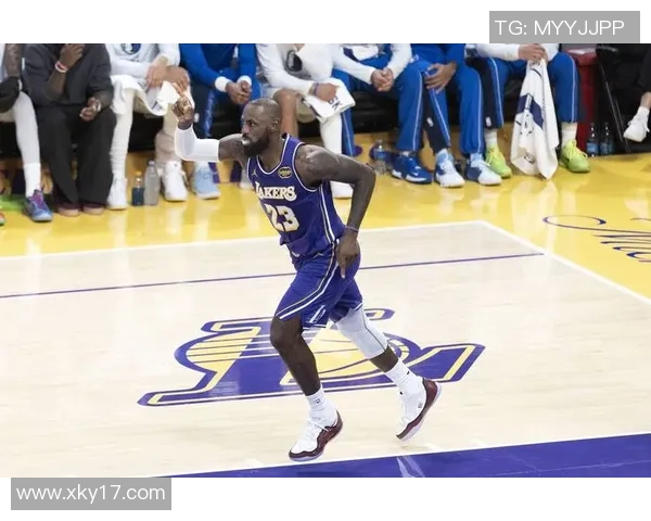 詹姆斯强调全场紧逼防守的重要性需依赖阵容深度的支撑 詹姆斯强调全场紧逼防守的重要性需依赖阵容深度的支撑