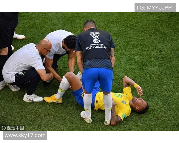 内马尔遭遇无接触拉伤痛苦倒地队医紧急救治后顽强回归赛场