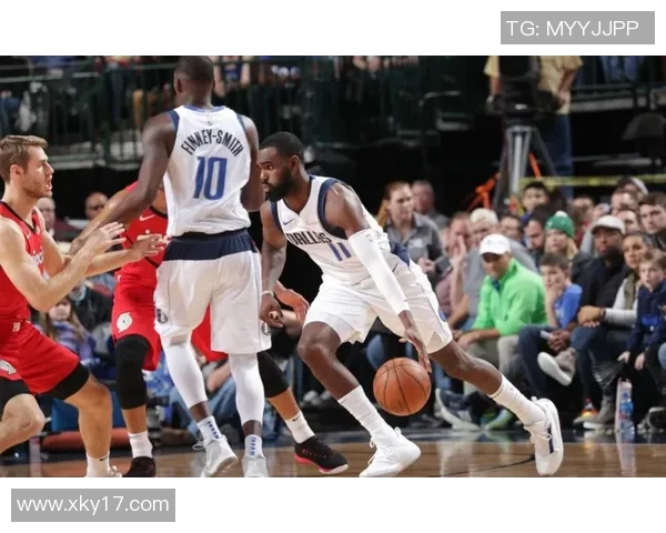 小里与东契奇的默契搭档雷迪克谈勒布朗缺阵的影响与应对策略 小里与东契奇的默契搭档雷迪克谈勒布朗缺阵的影响与应对策略